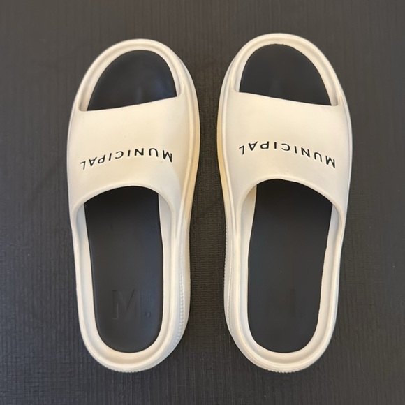 Municipal Podium Slides in Men’s size 8 - Picture 3 of 5